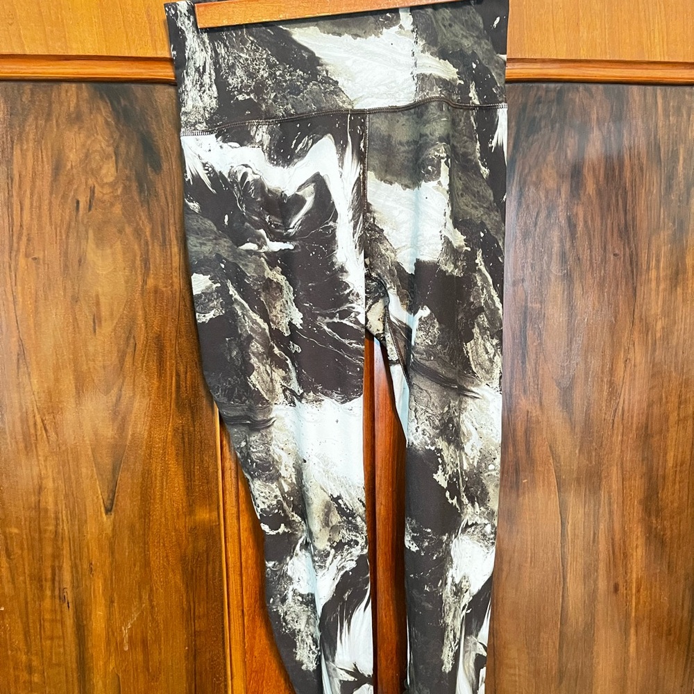 CALIA High-Waist Marble-Print Leggings in Black and Green